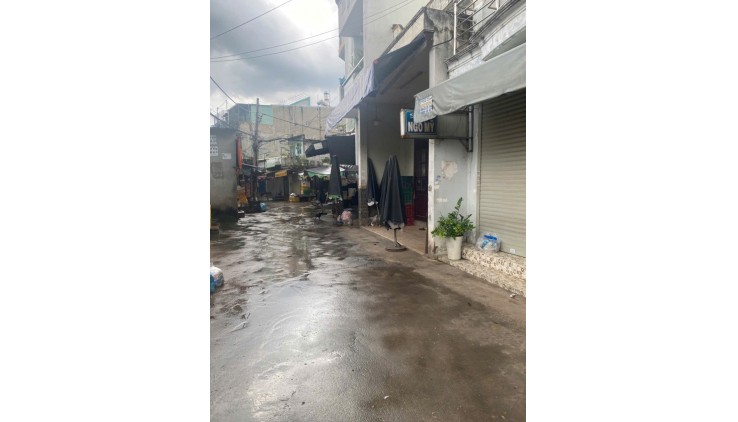Ngộp Bank!!Giảm sốc 800tr !!! Chỉ còn 5tỷ7, Nhà2  tầng 100m2, SHR,  1/ Nguyễn Văn Quá, sát bên chợ cầu, Hẻm Ba gác